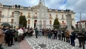 El grupo Panaceite, durante su ronda de melenchones en la Plaza de San Francisco. / Ana Isabel Bravo / Diario JAÉN.