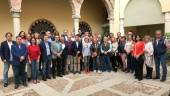 REUNIÓN. Recibimiento de Julio Millán y miembros del Grupo Municipal a los aparejadores, llegados de toda Andalucía, en el Patronato de Cultura.