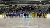 Foto de familia de los jugadores, el cuadro técnico, los dirigentes y los responsables de las instituciones posan en la pista del Olivo Arena. / Juan de Dios Ortiz.