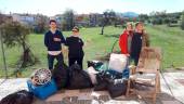 LIMPIEZA. Estefanía Romero y Natalia Romero, junto algunos voluntarios durante la recogida de basura.