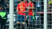 gol. Marcos Asensio y Sergio Ramos felicitan a Morata después de marcar un gol con España.