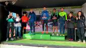 PREMIOS. Podio de la carrera masculina de cross largo.