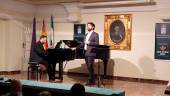 ACTUACIÓN. El pianista Javier Carmena y el barítono Pablo Gálvez, durante el recital, en La Económica.