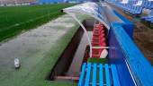 Uno de los banquillos del Estadio de Linarejos, completamente anegado en la mañana de ayer tras el paso del temporal. / Antonio del Arco.