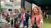 Francisco Reyes y Amparo López, en su parada conociendo los aceites de oliva virgen extra Jaén Selección 2025. / Juanfran Paredes / Diario JAÉN. 