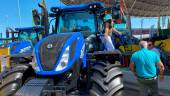 Un agricultor se interesa por un tractor de última generación. / Diario JAÉN.