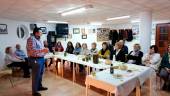 GASTRONOMÍA. Jesús Gálvez, durante la realización de la cata de aceite de oliva, en la sede de la asociación.