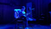 El guitarrista Pablo Campos en lo alto del escenario de la Peña Flamenca. / Álvaro Guzguti / Diario JAÉN. 