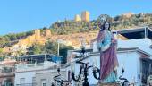 Algunos momentos de la procesión de Santa Isabel por el barrio.