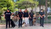 La Policía Local de Martos junto con los perros adiestrados.