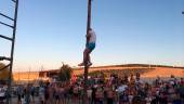 DIVERSIÓN. Arriba, cucañas. Junto a estas líneas y debajo, asistentes a la comida celebrada el sábado en la que se degustó la gastronomía típica de Villanueva de la Reina, en una jornada marcada por las temperaturas habituales de los meses de verano en el municipio.