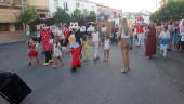 ILUSIÓN. Minnie y Mickey pasean por las calles del municipio acompañados por los niños.