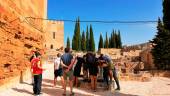 ACTIVIDAD. Un grupo de menores participa en una visita guiada por un castillo junto a sus monitores.