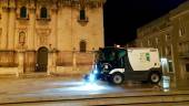 DESINFECCIÓN. Un camión de la empresa FCC desinfecta parte de la plaza de Santa María.