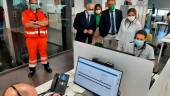 Las autoridades observan a los operadores en la sala de Salud Responde. / Junta de Andalucía.