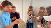 Escolares polacos prueban el gazpacho hecho por sus compañeros jiennenses.