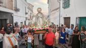 Vecinos de Cárchel y visitantes procesan a la patrona por las calles del pueblo. / Adrián Claudio / Diario JAÉN.