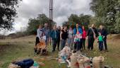 NATURALEZA. Participantes en la salida, junto a los sacos con las bellotas y la basura recolectadas.