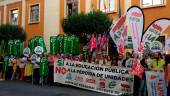 MOVILIZACIÓN. Participantes en la protesta convocada por la Junta de Personal Docente a las puertas de Educación.