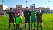 EMPATE. Álvaro y Juanlu junto al trío arbitral antes del inicio del encuentro. 