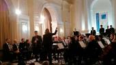 CONCIERTO. Lucas Bernal interpreta con el clarinete, acompañado del resto de músicos, una de las piezas del repertorio.