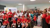 VISITA. Raphael posa junto a la junta directiva de “Pídeme la luna”, algunos de los niños y parte del equipo médico del hospital.