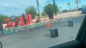 Mercancía en el suelo tras el accidente de un camión cerca del Jaén Plaza.