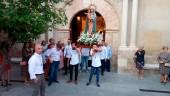 ENTREGA. Salida de la imagen de la Virgen del Rosario desde la parroquia guardeña.