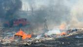 Un bombero en la extinción del incendio detrás de las cocheras del tranvía. / Jason Moyano / Diario JAÉN. 