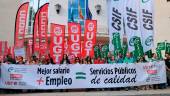 Miembros de CC OO, UGT y CSIF frente a las puertas de la Subdelegación de Gobierno. / Álex Roig / Diario JAÉN.