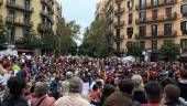 PROTESTA. Cerca de un millar de personas se concentra ante la Delegación del Gobierno en Barcelona para pedirle diálogo el presidente del Gobierno en funciones, Pedro Sánchez, y en previsión de que pudiera visitar esta sede tras ir a la Jefatura de Policía y a ver a los policías heridos. 