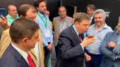 Luis Planas se dispone a catar un Aove acompañado por Francisco Reyes.