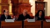 Pedro Delgado, Manuel Fernández e Isabel Azañón, durante el Congreso de Educación. A la derecha, participación de la federación en el Salón del Estudiante de Marmolejo. 