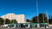 El tranvía, a su paso por el Hospital, sobre las 18:00 horas de hoy. / F. J. Marín / Diario JAÉN.