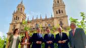 Ana María Corredera, María Luisa Ceballos, José Antonio Nieto, Agustín González, Jesús Estrella y Javier Carazo frente a la Catedral de Jaén / Ayuntamiento de Jaén.
