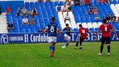 Jornada 16. Isra controla el balón en presencia de dos rivales en el partido frente al Alhaurín de la Torre.