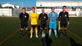 INICIO. El capitán del Begíjar, Higinio, y el del Athletic Coín, Vera, junto con el trío arbitral.