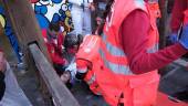 Voluntarios de Cruz Roja atienden a un herido en un encierro.