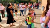 Alumnos entran en el colegio Cándido Nogales de la capital, esta mañana de lunes. / Iván Fuentes / Diario JAÉN.