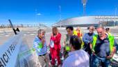 El alcalde atiende explicaciones de un técnico del proyecto, junto al estadio de La Victoria. / Ayuntamiento de Jaén.
