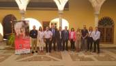 PRESENTACIÓN. Julio Millán y José Boyano, en el centro, posan junto a representantes de las entidades colaboradoras con el Día de la Banderita.