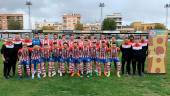 PLANTILLA. Los jugadores del Torredonjimeno posan junto al cuerpo técnico y el resto de empleados del club.