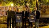 POLÍTICA. A la izquierda, militantes del Partido Popular, y a la derecha, afiliados de Ciudadanos, durante la pegada de carteles en la Plaza.