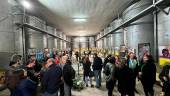 Asistentes a la inauguración en la bodega de la cooperativa Virgen de la Villa. / Fotografía y vídeo Jason Moyano / Diario JAÉN.