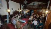 Vecinos, amigos, familiares y lectores reunidos en la presentación de la reedición de “Segurología”. / Jason Moyano / Diario JAÉN. 