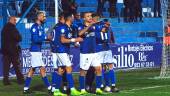 Gol. Chendo celebra junto con sus compañeros uno de los goles del hat-trick que logró en el Estadio de Linarejos.