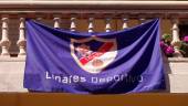Bandera del Linares Deportivo que ondea en un balcón.