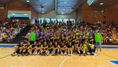 Los jugadores del Jaén Paraíso Interior, con los chicos del Campus de Jaén Plus de La Garza. / Jaén FS. 