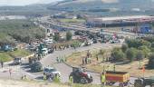 LUCHA. Miles de tractores y agricultores defienden el olivar y los precios del aceite con una movilización en Lucena. A la derecha, el campo valenciano se concentra combatir la crisis agrícola.