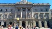 polémica. El lazo amarillo, en el Ayuntamiento de Barcelona.